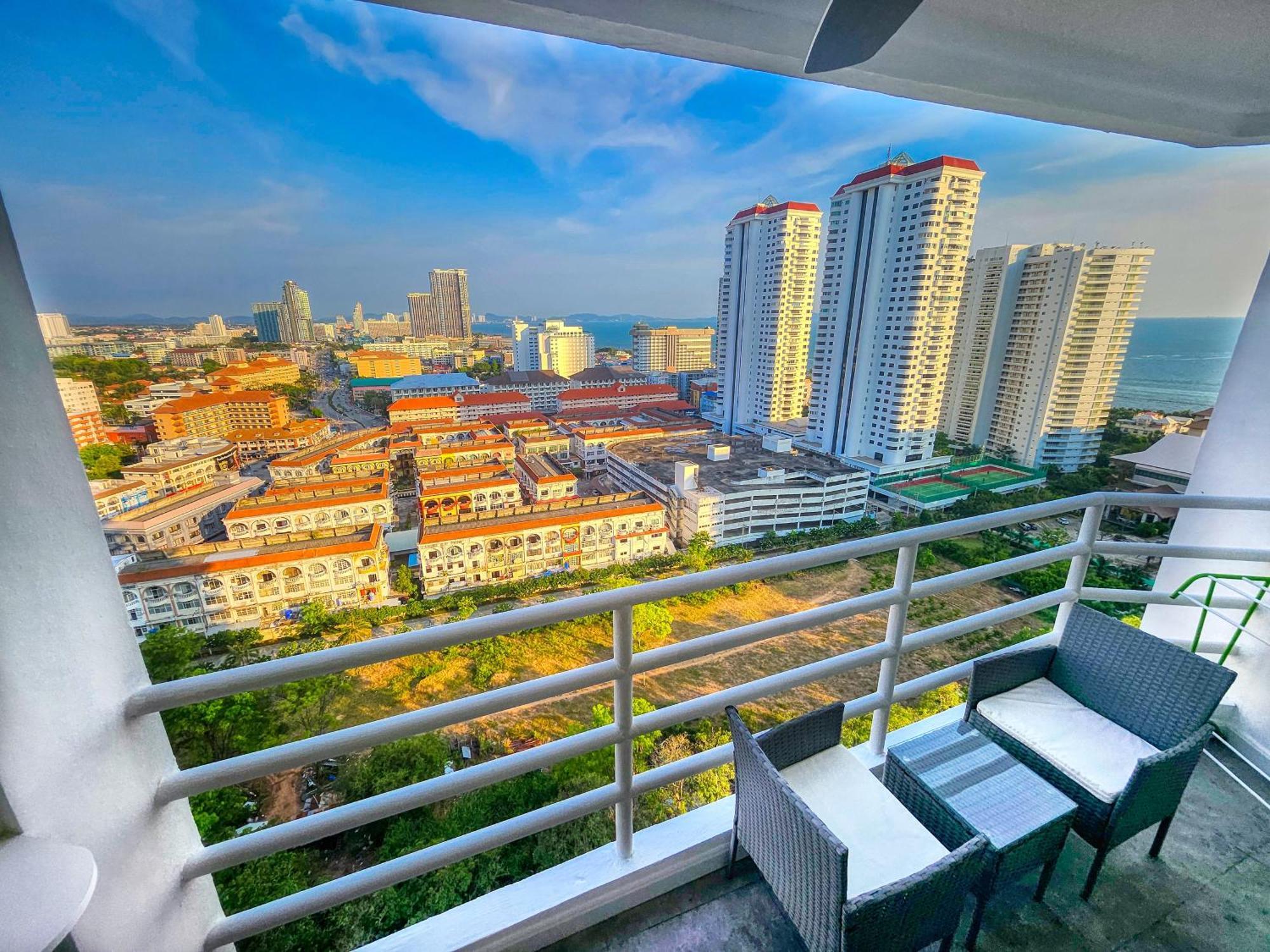 View Talay 5 Jomtien Beachfront Pattaya Exterior photo